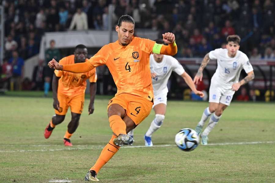 Van Dijk fez o gol da vitória da seleção holandesa em Atenas