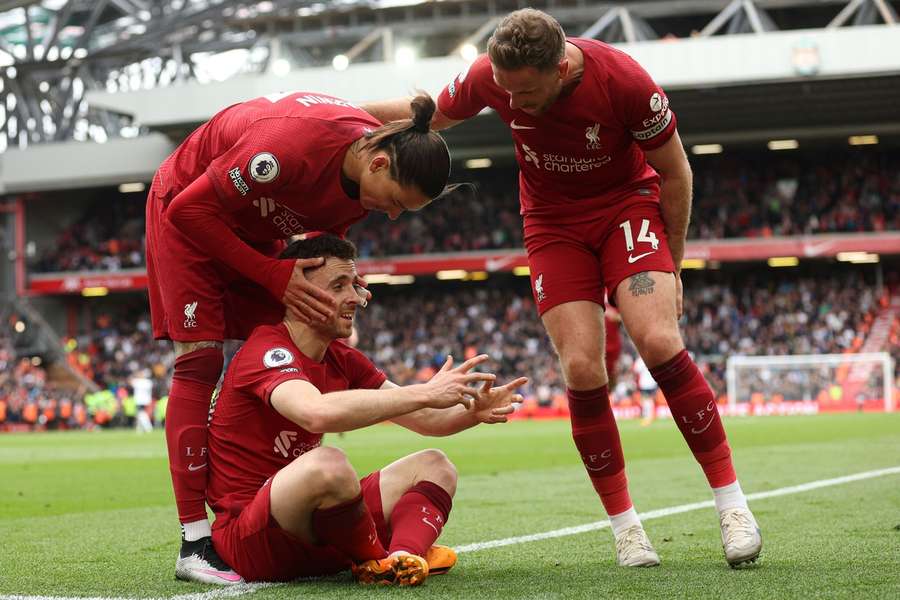 Liverpool slår Tottenham i en skør og målrig kamp med to mål i tillægstiden