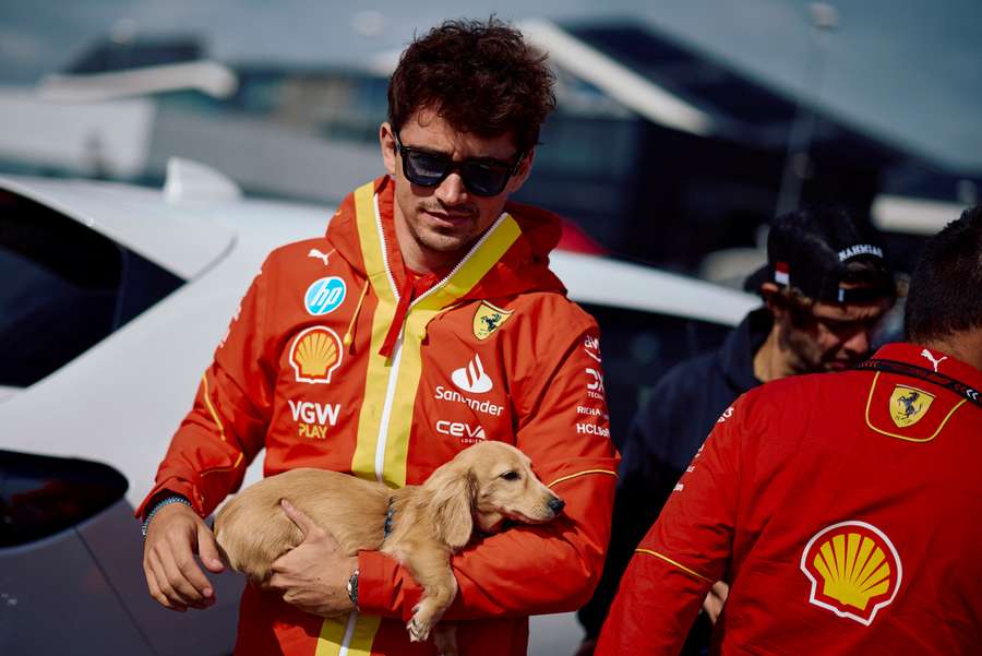 Charles Leclerc con il suo cane Leo