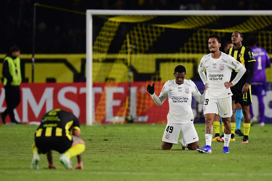 Jogadores do Corinthians em partida contra o Peñarol pela Copa Libertadores.