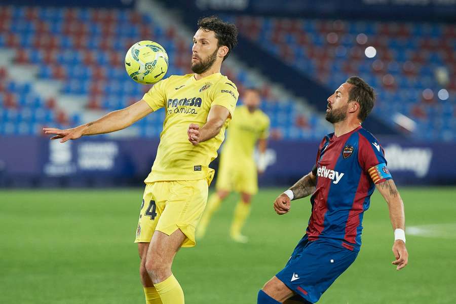 Morales y Pedraza pugnan por la posesión Morales y Pedraza pugnan por la posesión