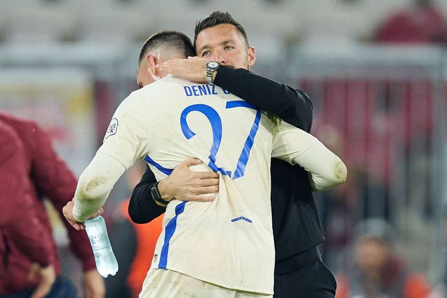 Farioli abraçou Gül após a partida