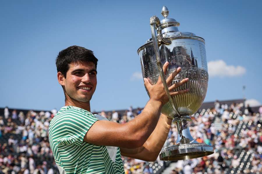 Alcaraz com o troféu Queen's, após vencer de Minaur