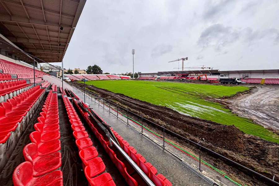 Troca integral do relvado do Estádio Municipal 25 de Abril