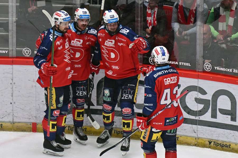 Hráči Pardubic slaví gól ve třetím finále proti Třinci.
