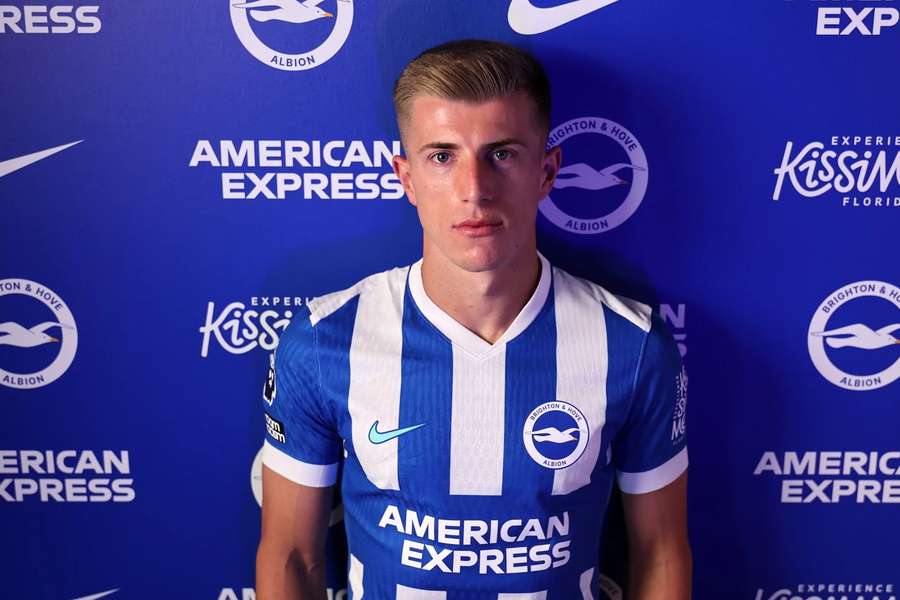 Costinha oficializado no Brighton