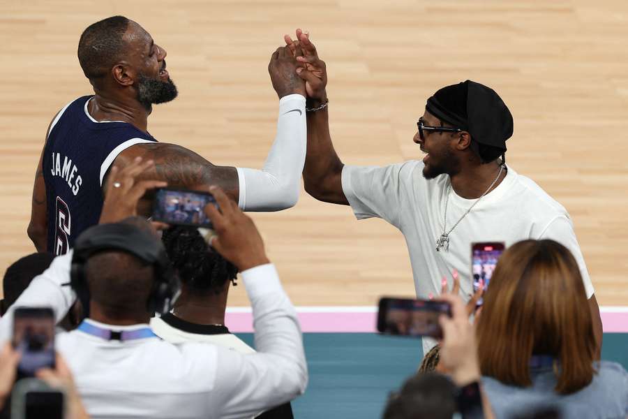 LeBron James (à esquerda) cumprimenta Bronny James (à direita).