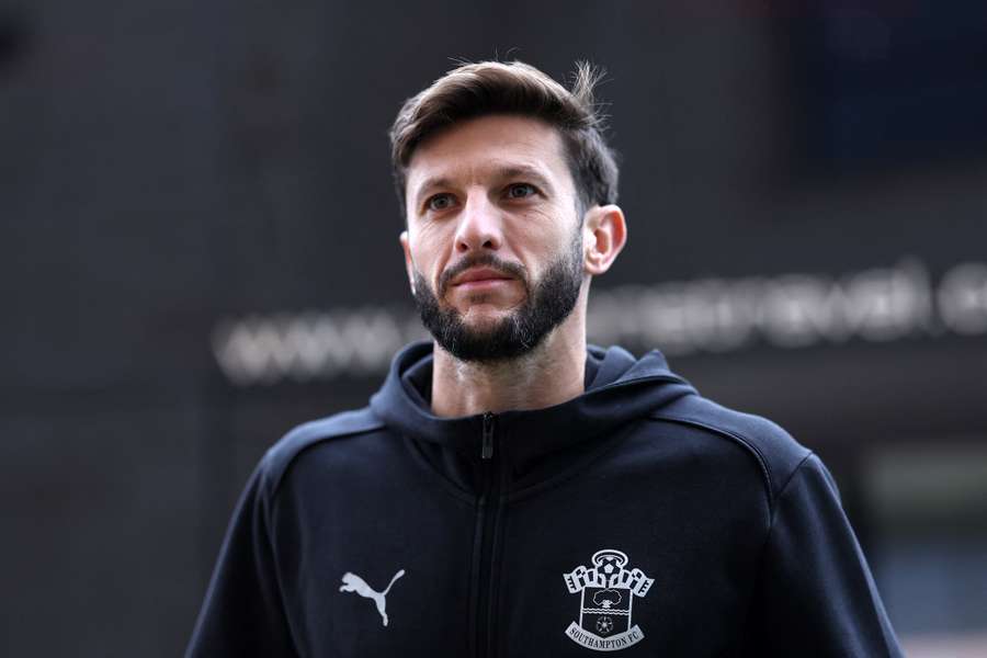 Lallana zavesil kopačky na klinec. 