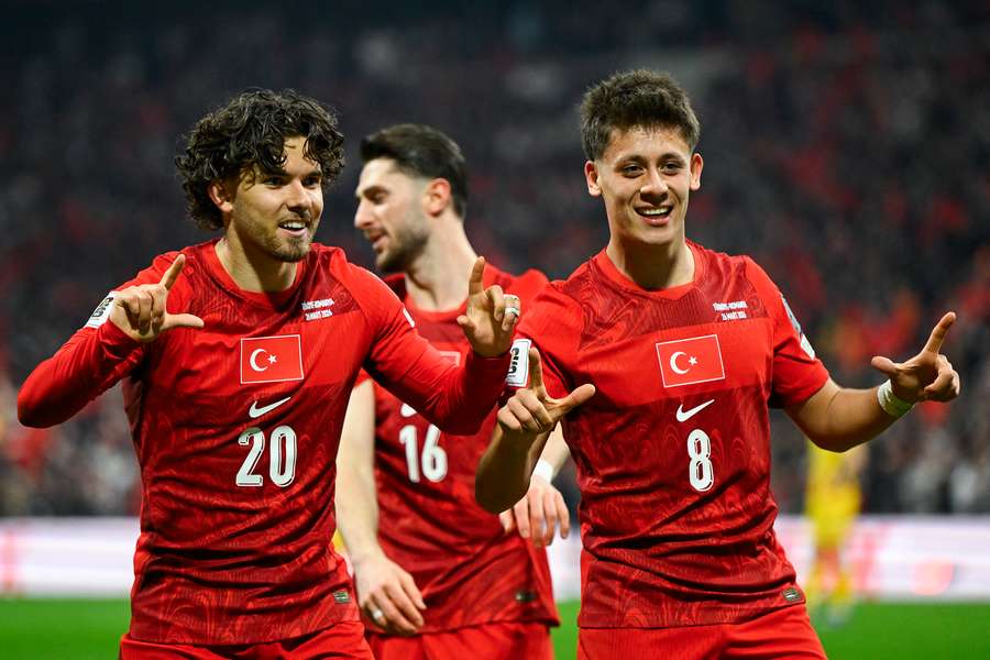 Kadioglu e Arda Güller participaram do gol da classificação turca