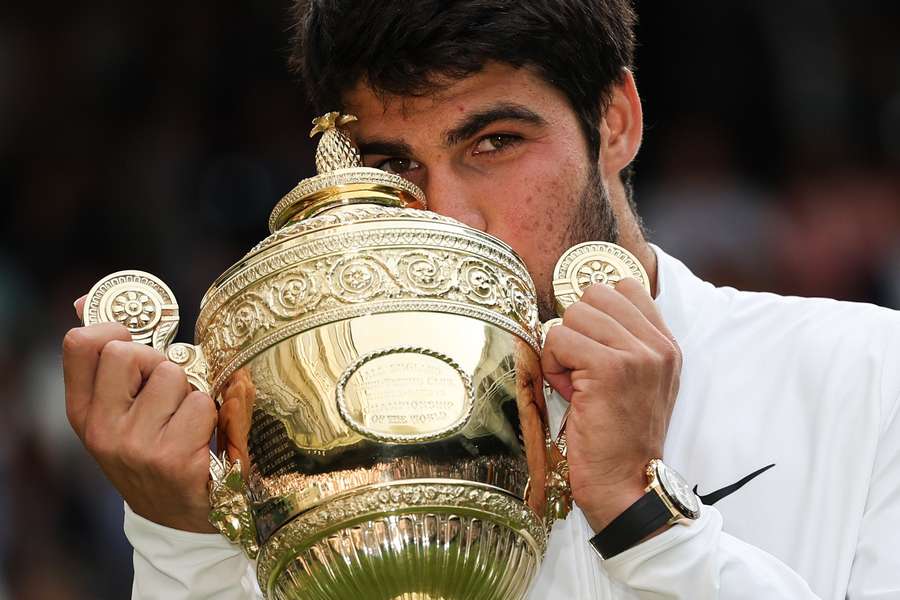 Carlos Alcaraz cu trofeul Wimbledon