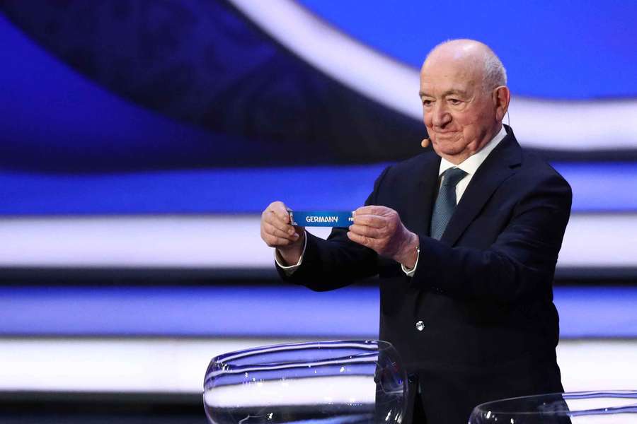 Były rosyjski piłkarz Nikita Simonian losuje podczas losowania grup Mistrzostw Świata 2018 w Pałacu Kremlowskim w Moskwie, Rosja, 1 grudnia 2017 r.