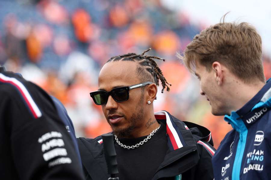 Lewis Hamilton tager to år mere hos Mercedes