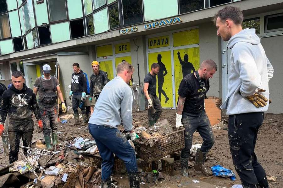 Solidarita s ničivými povodněmi. Do pomoci se zapojily kromě Slavie i Baník, Sigma, Slovácko či Příbram