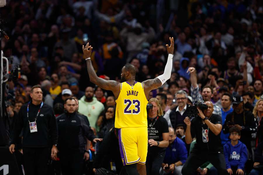 LeBron James com a camisola dos Lakers