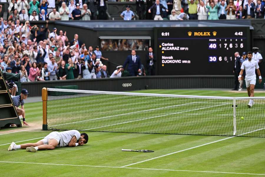 Carlos Alcaraz en pleurs après sa victoire face à Djokovic. 