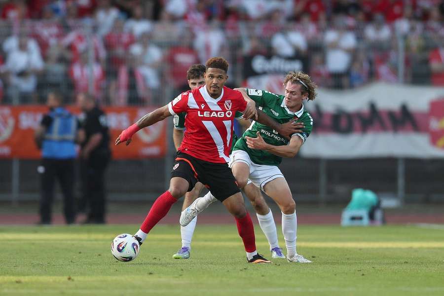 Energie-Profi Justin Butler (M.) im Zweikampf mit Devin Angleberger