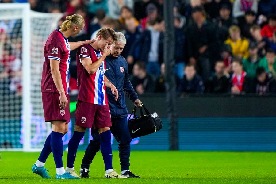 Martin Odegaard verlaat het veld met pijn