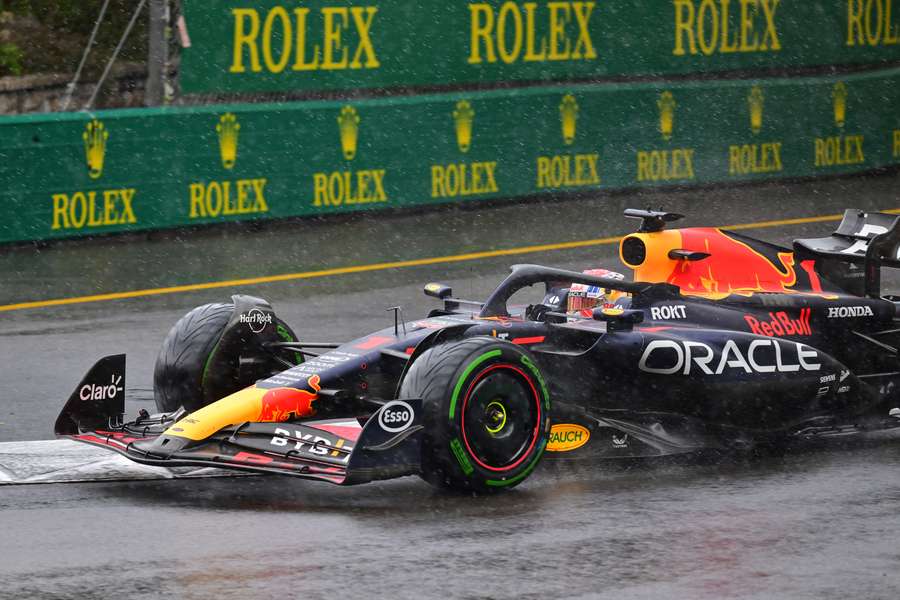 Verstappen zegeviert in nat Monaco en verstevigt WK-leiding