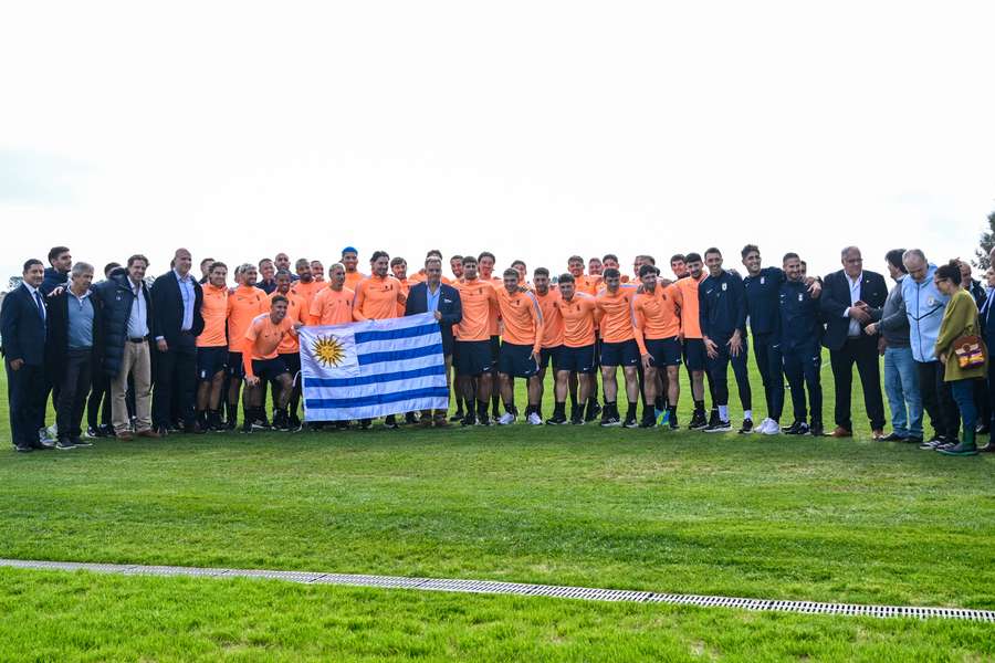 Seleção do Uruguai com o presidente do país em despedida aos Estados Unidos.