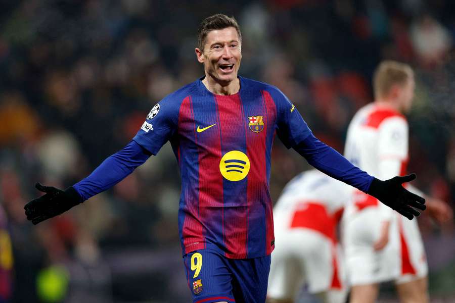 Barcelona striker Lewandowski meets with Chicago Fire coach Berhalter