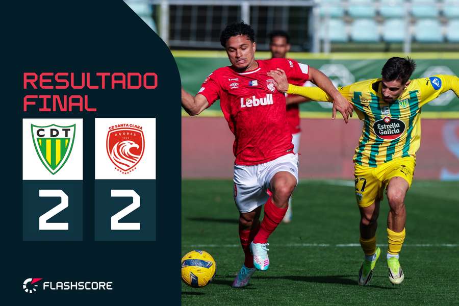 Rodrigo Conceição luta para roubar a bola a Gabriel Silva Rodrigo Conceição luta para roubar a bola a Gabriel Silva