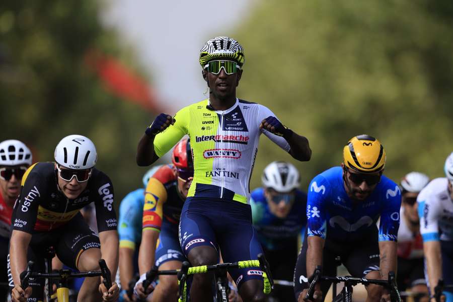 Biniam Girmay sprint in Turijn naar zege in derde etappe van de Tour de France