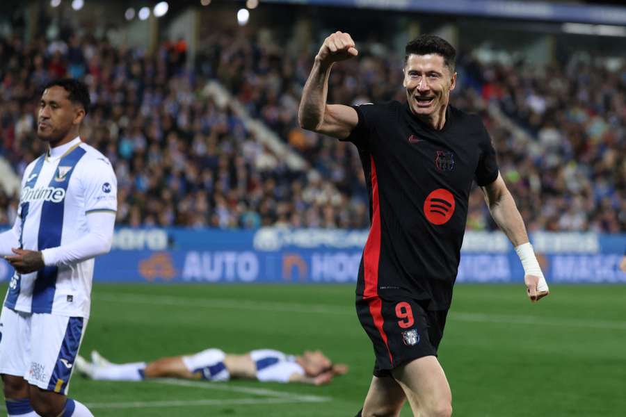 Robert Lewandowski bejubelt das Eigentor von Jorge Saenz.