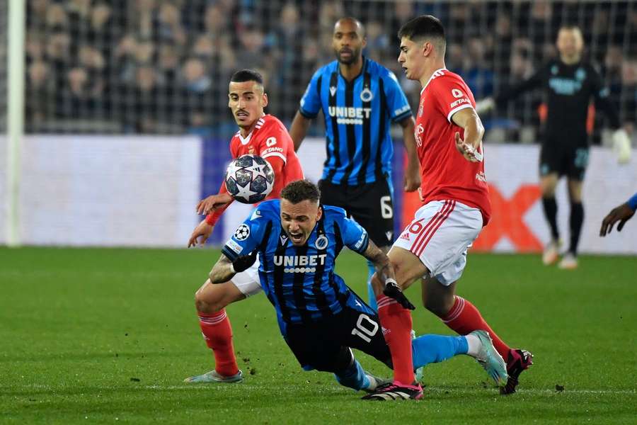 Noa Lang in duel met Chiquinho en Antonio Silva van Benfica