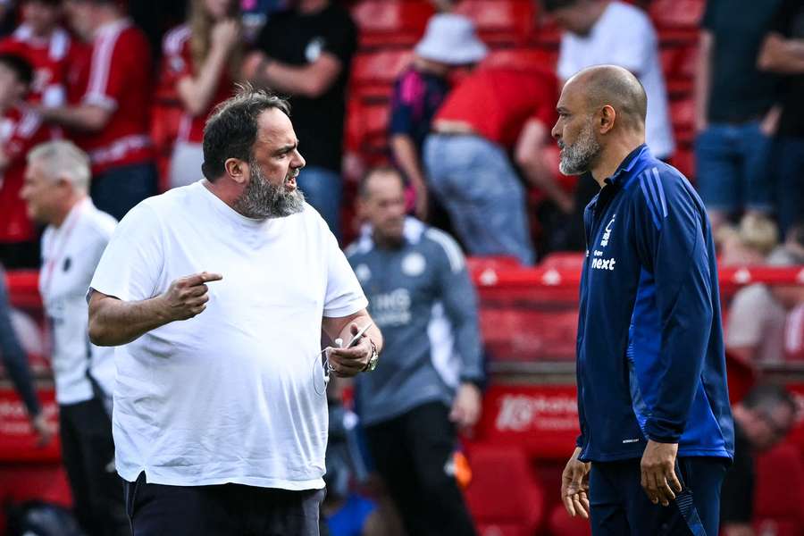 Majitel Nottinghamu Marinakis s trenérem Espíritem Santem.
