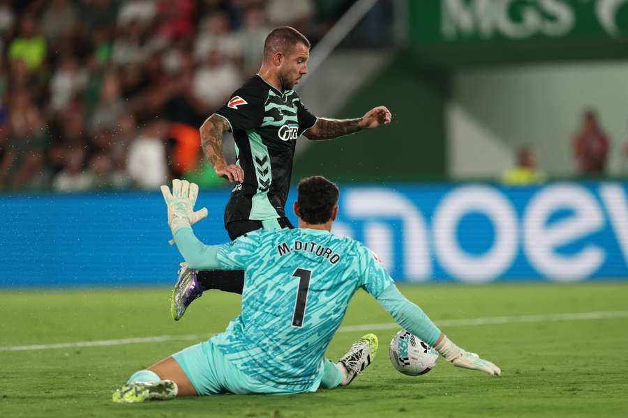 Ruibal, regateando a Dituro para marcar a placer el 0-1