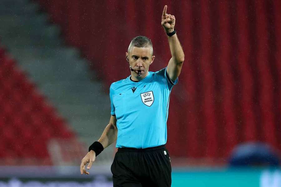 Radu Petrescu, la centrul partidei dintre Notthingham Forest și FC Porto