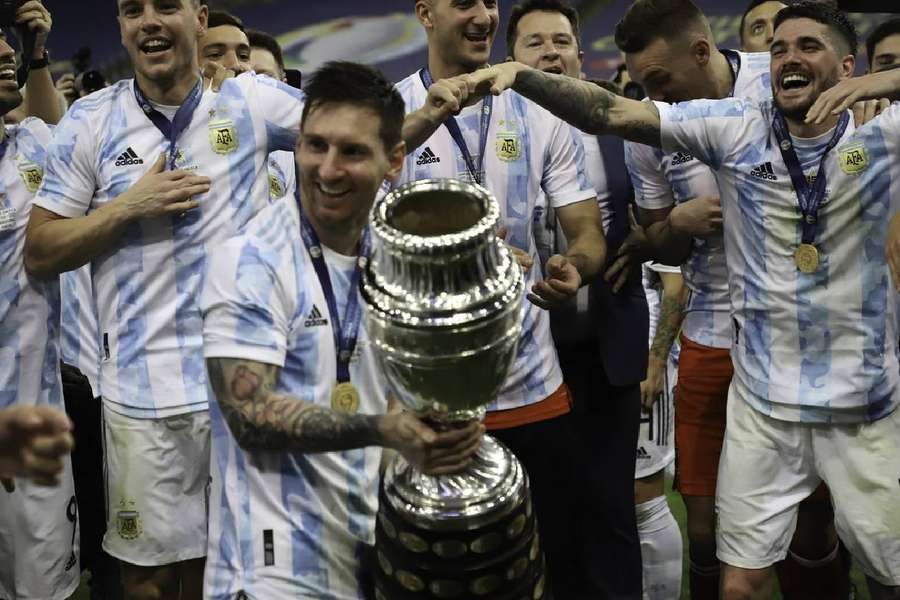 Lionel Messi celebra conquista da Copa América com a seleção argentina