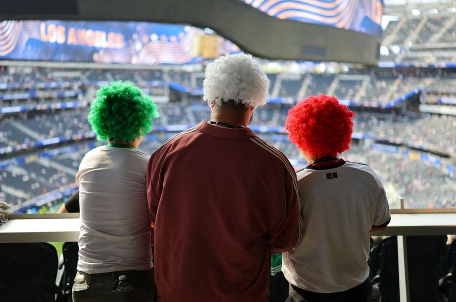 Torcedores do Irã durante jogo da Copa Torcedores do Irã durante jogo da Copa