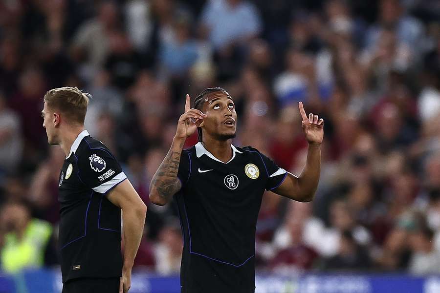 João Pedro fez um gol e deu duas assistências na partida