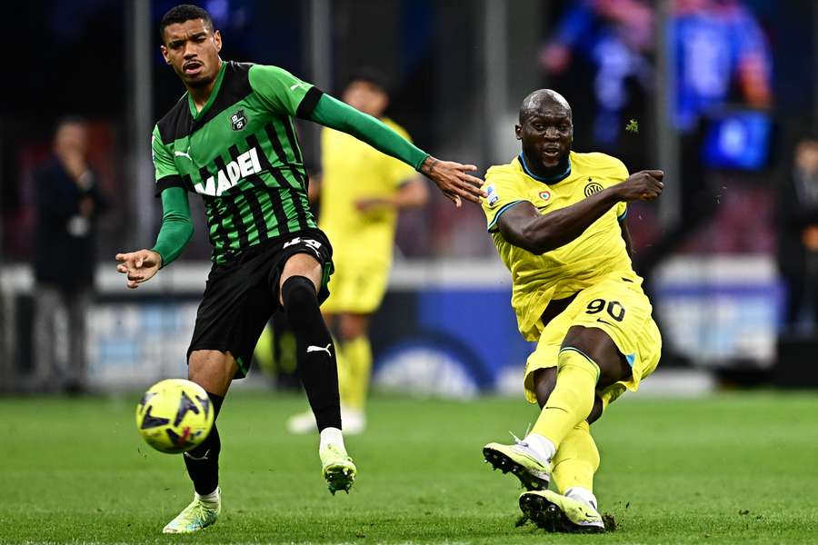 L'attaccante belga dell'Inter Romelu Lukaku tira per aprire le marcature e supera il difensore brasiliano del Sassuolo Ruan Tressoldi.