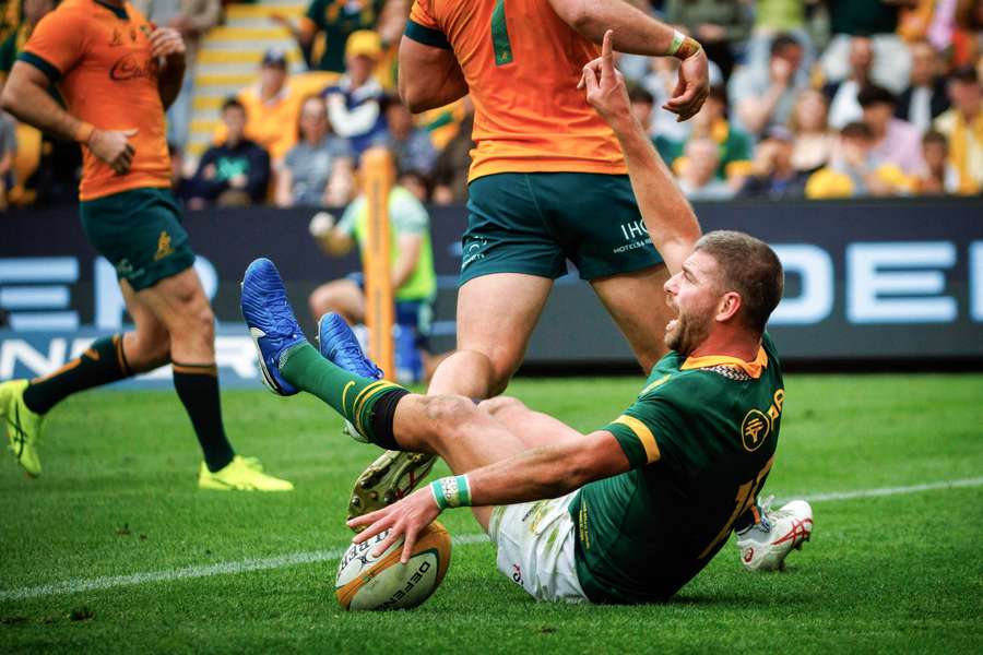 South Africa's Willie le Roux claims a try