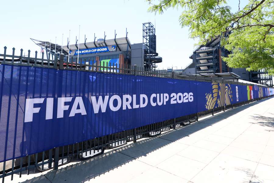 FIFA znów ugina się pod presją, kibice jednak wniosą wodę na mundial. Ale w innej butelce...