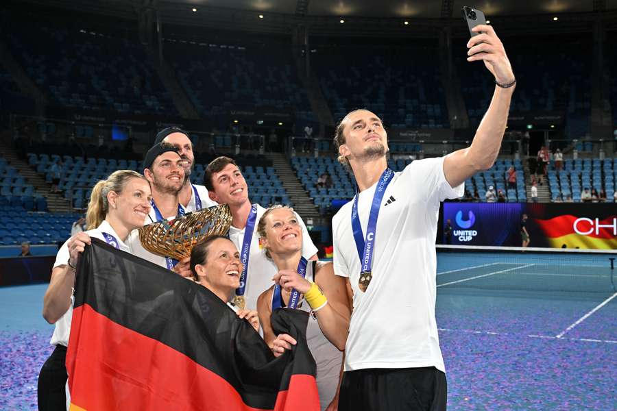 Zverev (r.) knipst das Selfie, nachdem Deutschland im Januar sensationell den Untied Cup gewann