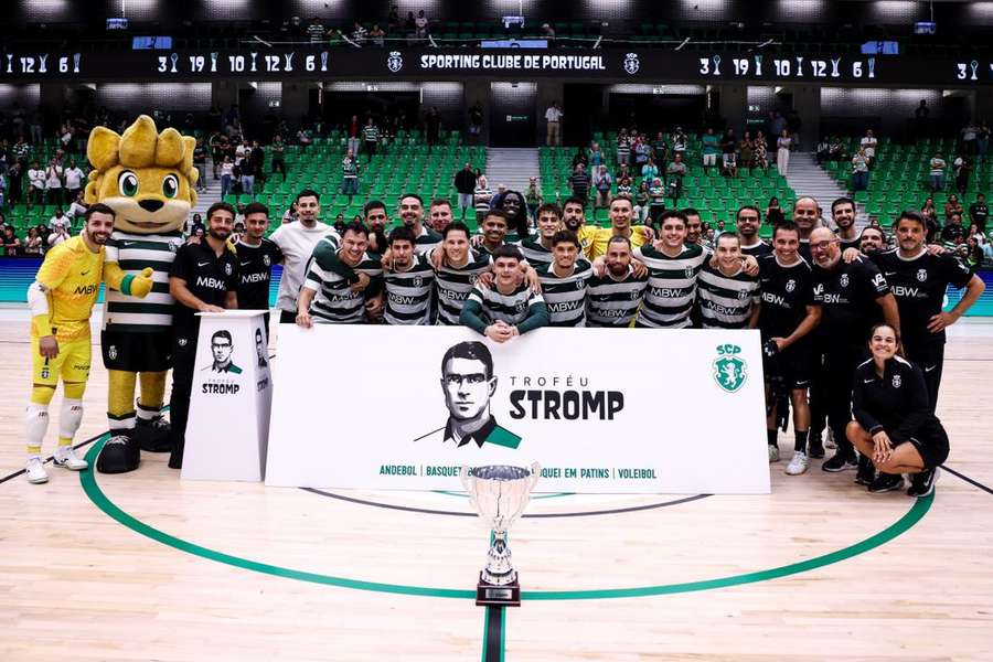 O plantel do Sporting com o Troféu Stromp O plantel do Sporting com o Troféu Stromp