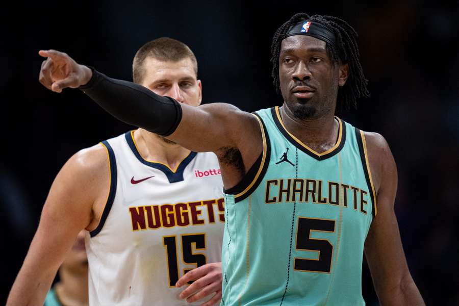 Mark Williams will stay in Charlotte after deal between Hornets and LA Lakers gets called off.