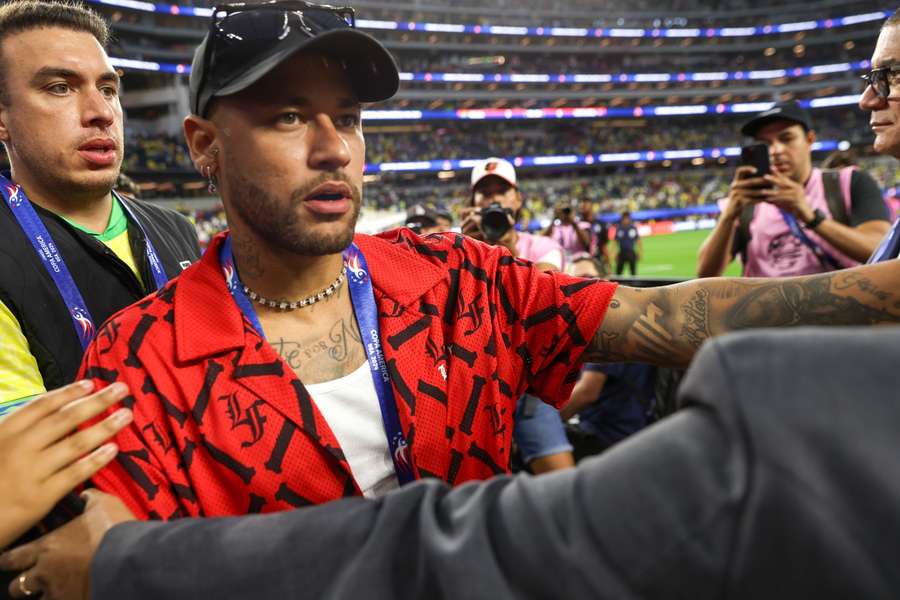 Neymar a assistir a um jogo da seleção brasileira em junho.