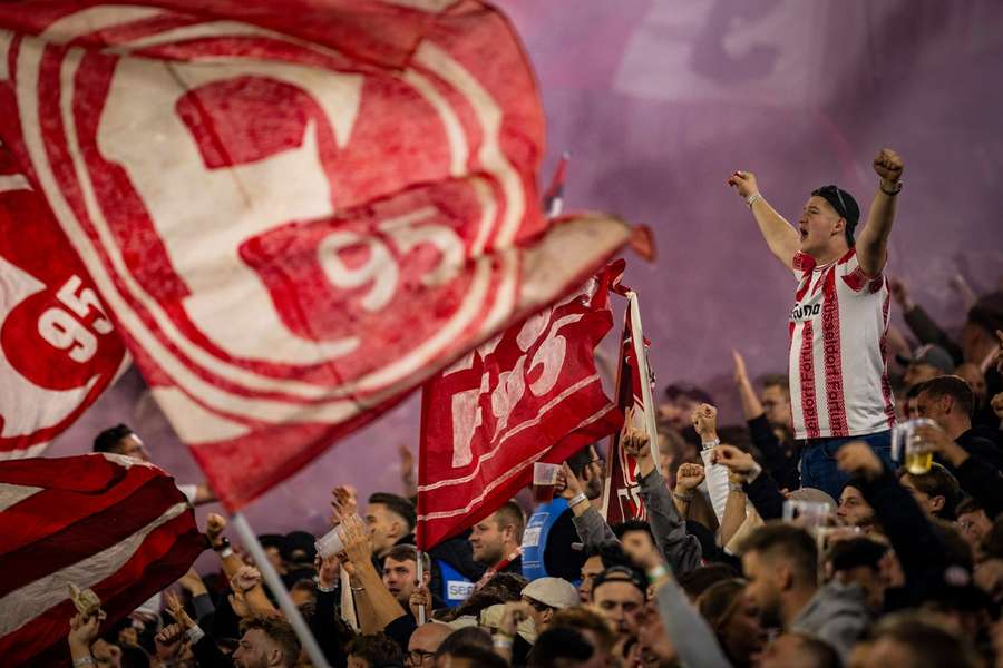 Friedlich feiernde Fortuna-Fans.