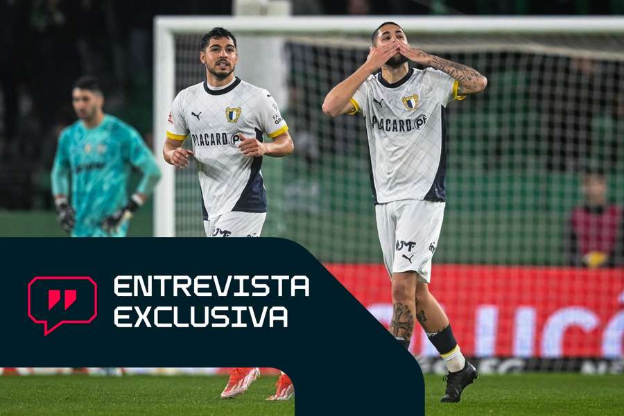 Óscar Aranda (D) envía un beso a la grada tras marcar un gol con el Famalicao.