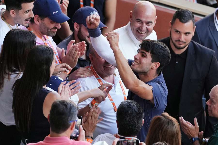 Carlos Alcaraz saluda a sus familiares tras ganar Roland Garros