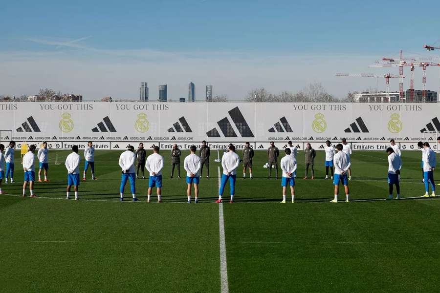 VÍDEO | Minuto de silencio en Valdebebas antes del entrenamiento del Real Madrid