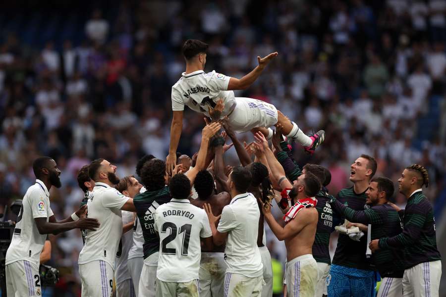 Asensio também foi homenageado pelos jogadores do Real