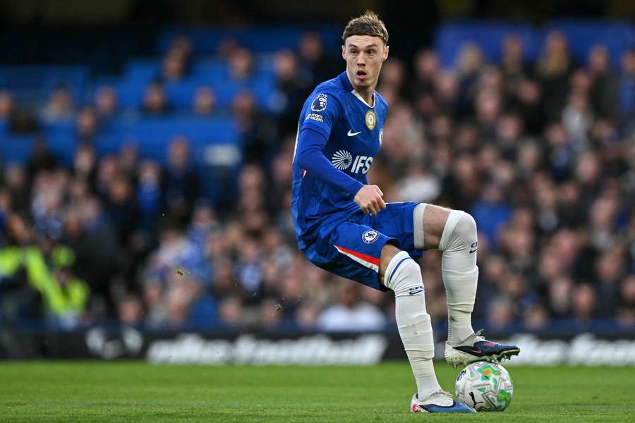Cole Palmer kontroluje piłkę podczas meczu angielskiej Premier League pomiędzy Chelsea i Newcastle