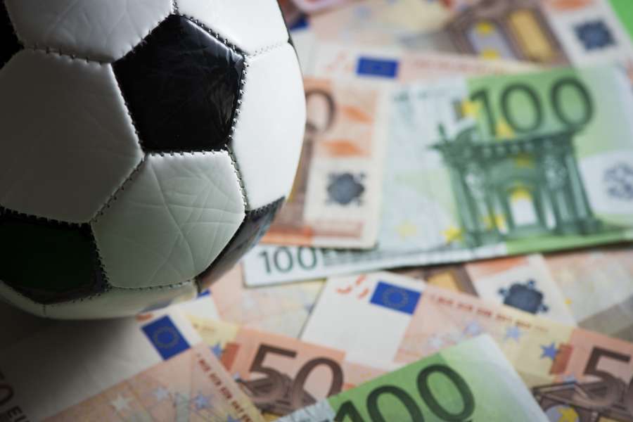 Geld en voetbal, het is niet altijd een prettige combinatie