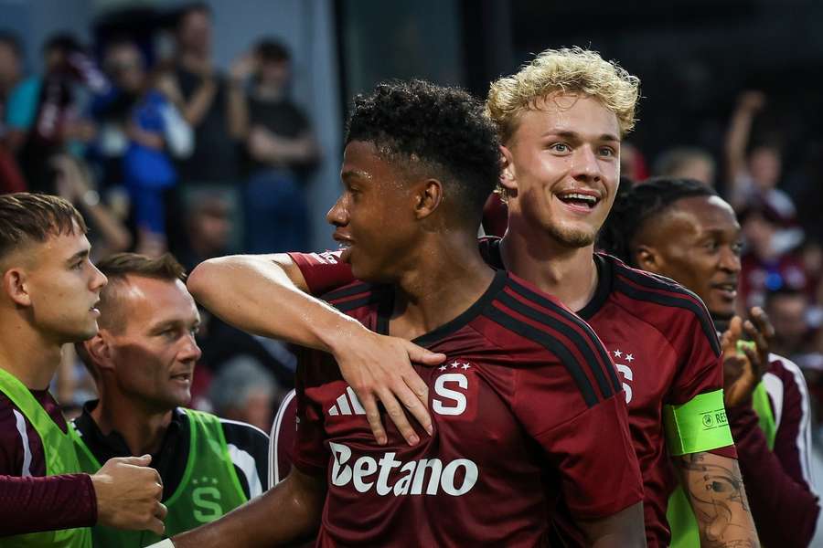 Sparta si musí v Pireu poradit bez Johna Mercada (vlevo) i Adam Karabce. Sparta si musí v Pireu poradit bez Johna Mercada (vlevo) i Adam Karabce.