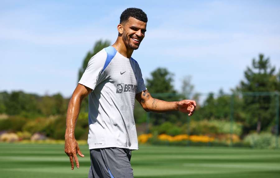 Solanke op het trainingsveld van de Spurs